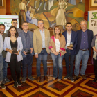 Foto de familia del jurado y los ganadores del Premio Pica d'Estats, este viernes en el salón de plenos de la Diputación de Lleida.