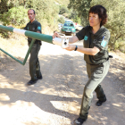 Dos agentes rurales abriendo ayer un camino cerrado en el Montsec de Rúbies en Vilanova de Meià. 