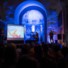 Desenes de persones van assistir a l’actuació de Maria Arnal, José Luis de Vicente i Eduard Escoffer.