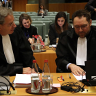 Els advocats en representació del Parlament Europeu, Norbert Lorenz (esquerra) i Niklas Görlitz (dreta), juntament amb l'advocada en representació de l'Estat, Andrea Gavela Llopis (esquerra al fons), a la sala del TGUE on s'ha debatut sobre la immunitat