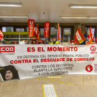 Els sindicats van protestar a dins de la sucursal de Ferran.