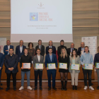 Foto de grup al final de l’acte d’entrega de premis al saló Víctor Siurana.