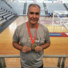 Joaquín Prado, con la medalla, regresó ayer a sus funciones como director técnico del Força Lleida.