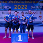 Alberto Lillo, Marc Duran, Joan Masip y Viktor Brodd, con la Copa que ganaron en Santander.