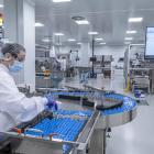Imatge de les instal·lacions d’Hipra, on la farmacèutica desenvolupa una nova vacuna.