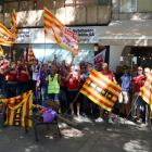 Treballadors d'Autobusos de Lleida protesten davant de l'oficina d'atenció de l'empresa.