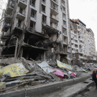 L’estat de l’edifici assolit a Kíiv pels míssils russos.