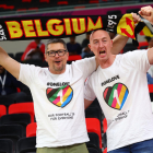 Dos aficionats belgues llueixen una samarreta irisada durant el partit de dimecres contra Canadà.