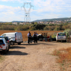 Diversos agents dels Mossos, davant la finca on va ser trobat el cos de la víctima.