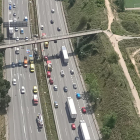 Un camió s'encasta contra la columna d'un pont a l'AP-7 a Mollet del Vallès i deixa el conductor ferit greu