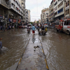 Imatge dels carrers negats a la ciutat pakistanesa de Karachi.