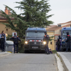 Diversos furgons dels Mossos d’Esquadra, ahir en el trasllat dels detinguts als jutjats a Lleida.