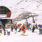 Los primeros esquiadores de la temporada disfrutaron ayer de 40 kilómetros de pistas y espesores de 40 centímetros en Baqueira.