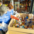 Dos voluntarias colocan los productos en las cajas ayer en Lleida.