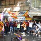 Treballadors d’Autobusos de Lleida-Moventis ahir protestant davant de la seu de l’empresa.