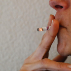 Imagen de archivo de una mujer apurando un cigarrillo