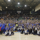 Foto de familia de los 300 deportistas con los que cuenta el Club Esportiu Maristes y las más de 400 personas que acudieron al acto en el pabellón del colegio.