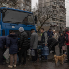 Civiles ucranianos llenan botellas con agua potable en Jersón, al sur de Ucrania.
