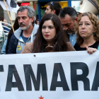 Imatge de Tamara Carrasco i la mare d'Adrià Carrasco a la capçalera de la manifestació aquest 10 d'abril de 2019.