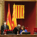 La presidenta del Parlament, Laura Borràs, i la secretària general del Parlament, Esther Andreu, conversant durant un ple.