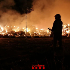 Los Bombers trabajan en un incendio de 1.300 pacas de paja en la Fuliola