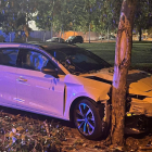 El vehículo acabó impactando contra un árbol. 