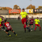 Un jugador del Pirinaica colpeja de cap una pilota entre diversos jugadors, en una acció del partit d’ahir.