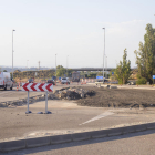 Las obras para construir una rotonda en el antiguo peaje de la autopista en Lleida ciudad. 