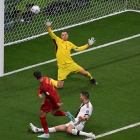 Los jugadores de la selección, con el azulgrana Gavi volando por encima de sus compañeros, celebran el tanto de Álvaro Morata que rompía la igualada.