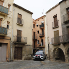 Agentes custodiando el lunes la vivienda donde se produjo el incidente, en Artesa de Segre. 