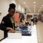 L'empresa de recollida de roba Troballes de Càritas Lleida dona feina a 15 persones en risc d'exclusió social