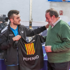 Joan Masip entrega la camiseta a Josep Maria, padre de Pepenko.