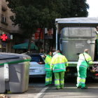Imagen de los servicios de limpieza del Ayuntamiento de Barcelona retirando el contenedor gris donde se han localizado los restos humanos.