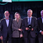 El director de SEGRE, Santiago Costa; acompañado por el presidente del Grupo SEGRE, Robert Serentill; y el jefe de publicidad, Josep Pon, recibió el premio de manos de Beth Codina.