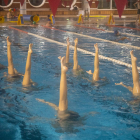Nadadores de la secció d’artística del CN Lleida, durant l’entrenament d’ahir.