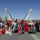 Els vestits de ‘faralaes’ van posar color a la desfilada organitzada per la Casa d’Andalusia.