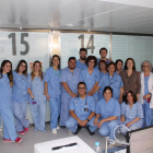Fotografía de grupo de profesionales que trabajan en la Unidad de Cuidados Intensivos del hospital Arnau de Vilanova, un equipo clave en la donación de órganos. 