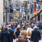 Imatge de finals de novembre de ciutadans passejant per l’Eix Comercial de Lleida.