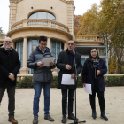 Jaume Rutllant, Toni Postius, Miquel Pueyo i Jordina Freixanet, ahir davant del Xalet dels Camps Elisis.