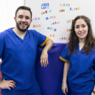 El fisioterapeuta Borja Recuenco y la neuropsicóloga Alicia Moraleda, que trabajan con supervivientes de cáncer, posan para el fotógrafo en el Centro de Asion de Madrid.