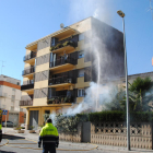 Els serveis d’emergències, ahir en l’extinció de l’incendi.