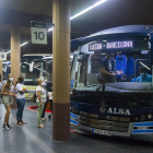 Varios pasajeros subiendo ayer por la mañana a un autobús de la línea Lleida-Barcelona.