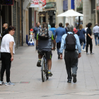 Un ciclista per l’Eix Comercial durant el dia, cosa que vulnera l’ordenança de mobilitat,