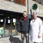 El emprendedor David García Broto junto a  Carme Borràs, farmacéutica de El Pont de Suert. 