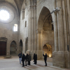 Un grup de visitants de la Seu Vella, el desembre de l’any passat a la nau central del monument.