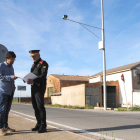 Francesc Balcells i Roderic Moreno, a la carretera de Fondarella on s’ha col·locat una càmera.