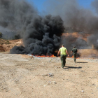 Una gran columna de humo tras el incendio declarado ayer en el vertedero de Riba-roja. 