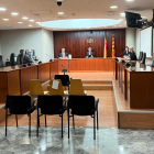 La Audiencia de Lleida, con los jueces, la fiscal y el abogado de la defensa pero sin el acusado, que no se ha presentado, en el juicio por intento de homicidio.