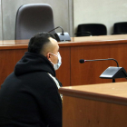 El acusado de asaltar chicas en portales y calles de Lleida, durante el juicio en la Audiencia.