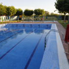 La piscina grande de Torres de Segre, precintada y a medio vaciar ayer por la tarde.